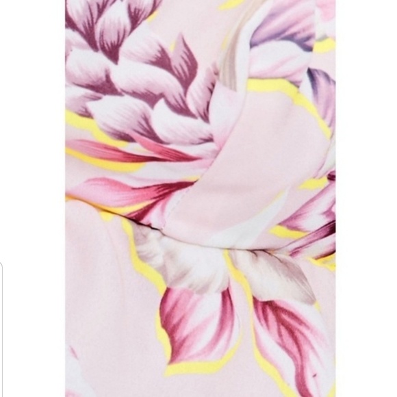 MISSGUIDED|Tropical Print Crop Camisole - Picture 4 of 5